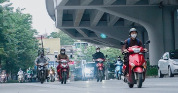 Hà Nội: Người dân ra đường co ro dưới thời tiết lạnh Hà Nội: Người dân ra đường co ro dưới thời tiết lạnh