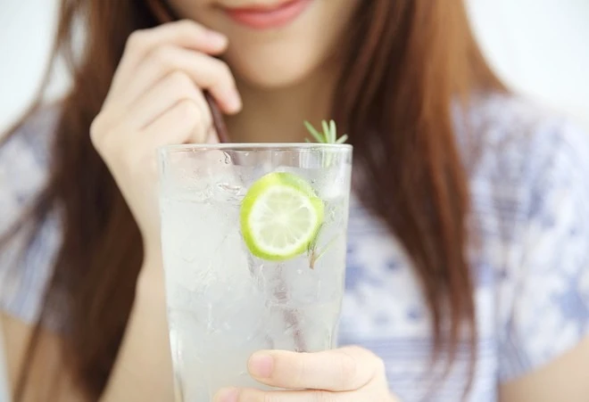 Uống nước chanh khi bụng đói, nên hay không nên?