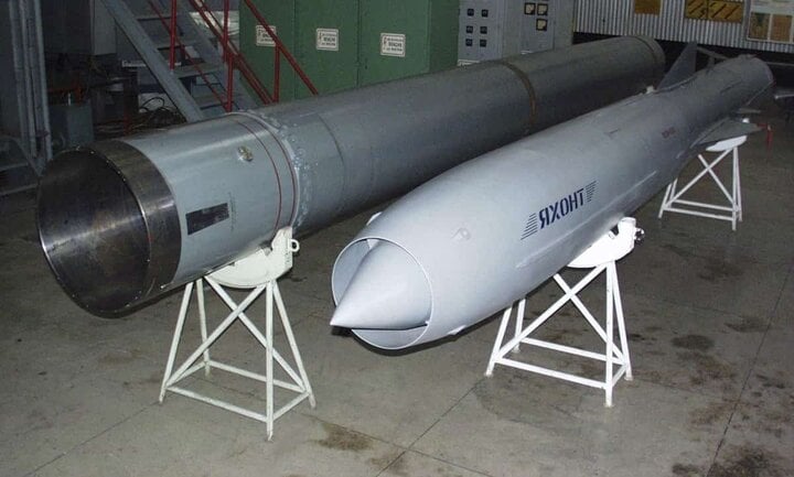 Tên lửa Yakhont và ống chứa kiêm bệ phóng.