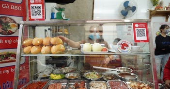 Thanh toán bằng mã QR bùng nổ vì tiện cho cả người mua và người bán Thanh toán bằng mã QR bùng nổ vì tiện cho cả người mua và người bán