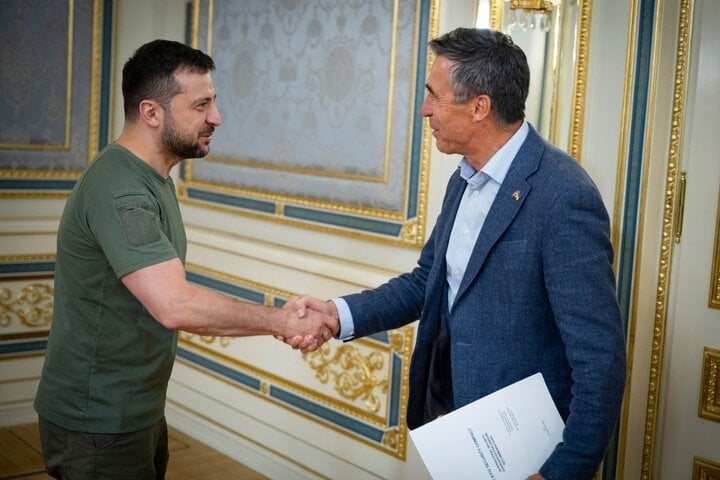 Tổng thống Ukraine Volodymyr Zelensky và cựu Tổng thư ký NATO Anders Fogh Rasmussen.