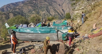 Xe buýt rơi xuống hẻm núi ở Ấn Độ khiến 50 người thương vong