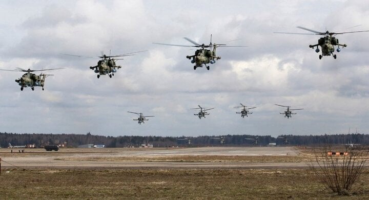 Trực thăng Nga tại một sân bay gần biên giới Ukraine.