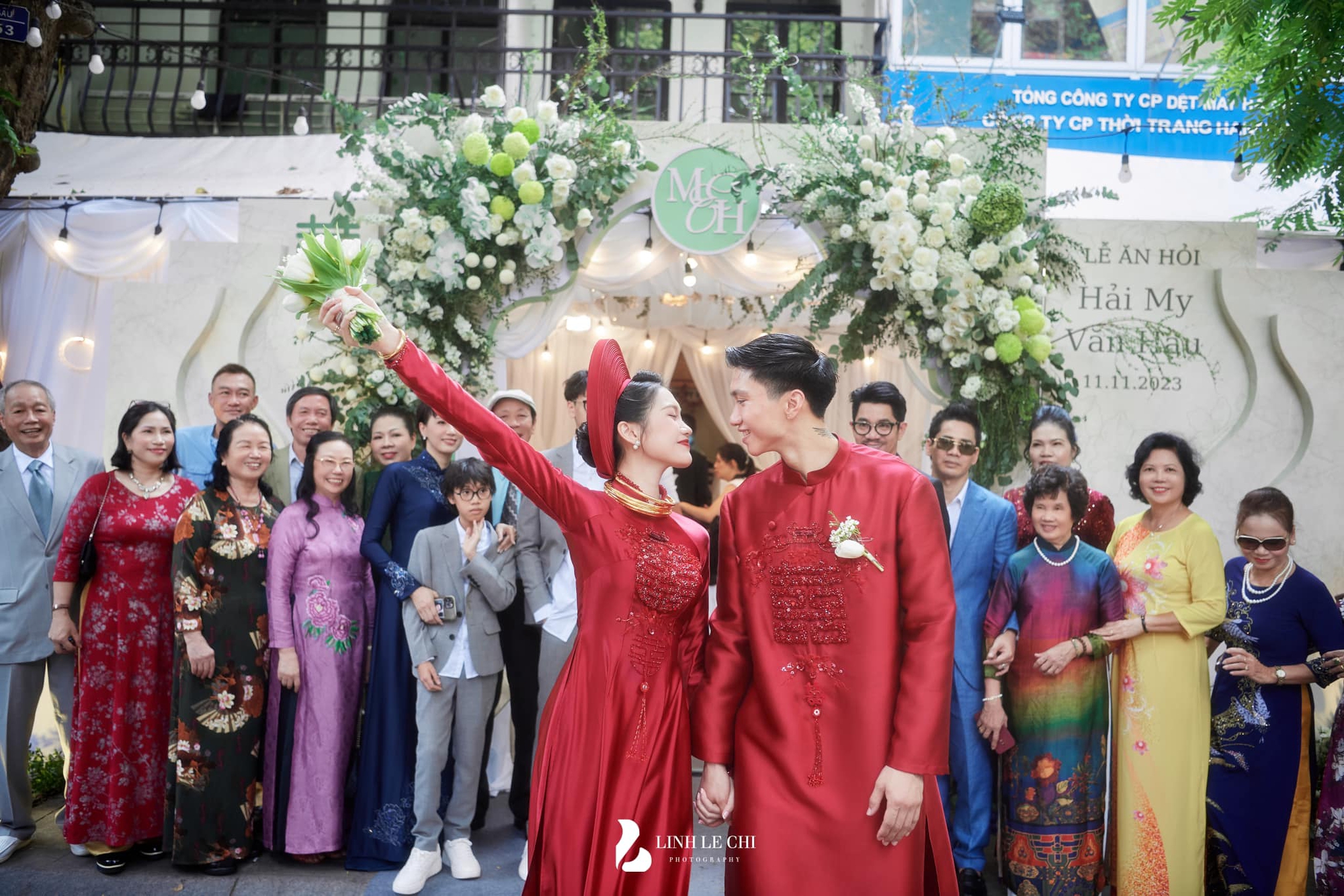 Đáp lại ánh mắt tình tứ của Doãn Hải My, Đoàn Văn Hậu bị phát hiện liên tục làm điều này với vợ - Ảnh 1. Đáp lại ánh mắt tình tứ của Doãn Hải My, Đoàn Văn Hậu bị phát hiện liên tục làm điều này với vợ - Ảnh 1.