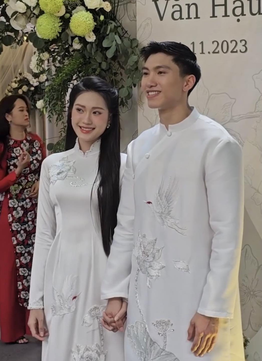 Đáp lại ánh mắt tình tứ của Doãn Hải My, Đoàn Văn Hậu bị phát hiện liên tục làm điều này với vợ- Ảnh 6. Đáp lại ánh mắt tình tứ của Doãn Hải My, Đoàn Văn Hậu bị phát hiện liên tục làm điều này với vợ- Ảnh 6.