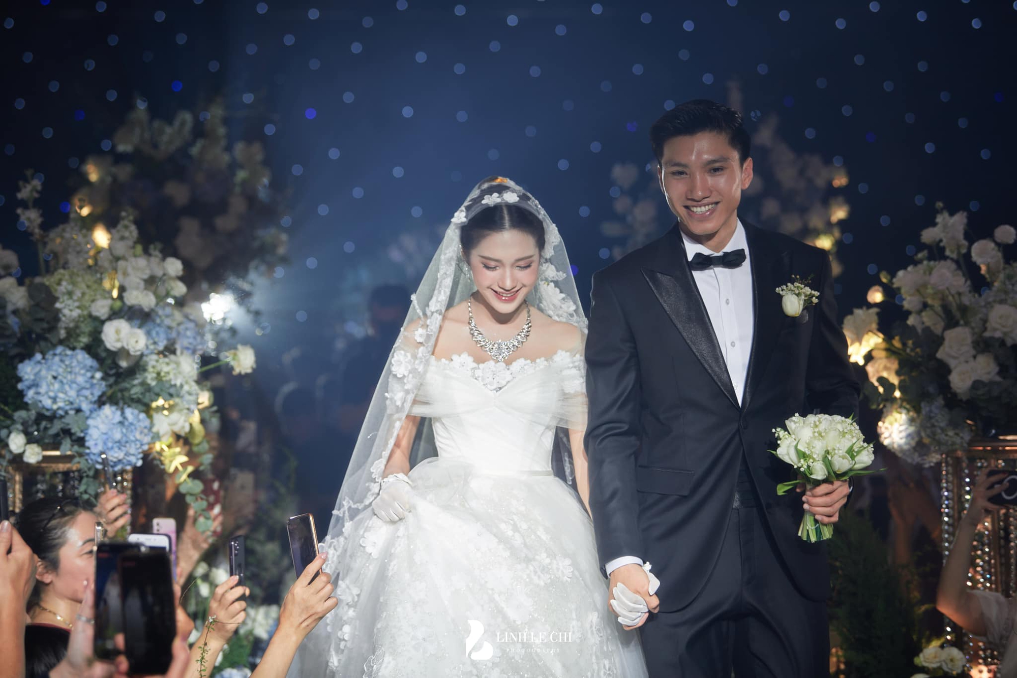 Đáp lại ánh mắt tình tứ của Doãn Hải My, Đoàn Văn Hậu bị phát hiện liên tục làm điều này với vợ- Ảnh 7. Đáp lại ánh mắt tình tứ của Doãn Hải My, Đoàn Văn Hậu bị phát hiện liên tục làm điều này với vợ- Ảnh 7.