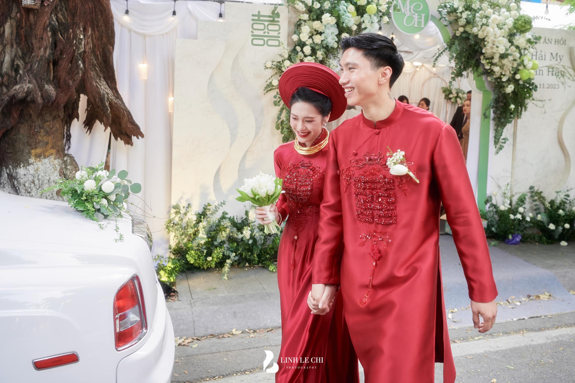 Đáp lại ánh mắt tình tứ của Doãn Hải My, Đoàn Văn Hậu bị phát hiện liên tục làm điều này với vợ- Ảnh 8. Đáp lại ánh mắt tình tứ của Doãn Hải My, Đoàn Văn Hậu bị phát hiện liên tục làm điều này với vợ- Ảnh 8.