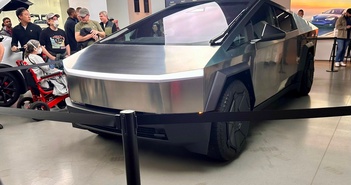 Dòng người xếp hàng dài ở các showroom Tesla để trực tiếp xem Cybertruck Dòng người xếp hàng dài ở các showroom Tesla để trực tiếp xem Cybertruck