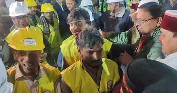 Ấn Độ cứu hộ 41 công nhân ra khỏi đường hầm bị sập