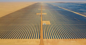 Trung Quốc lại khiến thế giới nể phục: 5.000 người xây nhà máy điện mặt trời lớn nhất toàn cầu gồm 4 triệu tấm pin giữa sa mạc, bán điện giá chỉ hơn 300 đồng/kWh