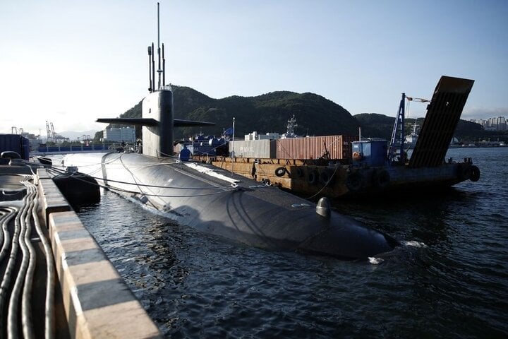 Tàu ngầm mang tên lửa đạn đạo của Hải quân Hoa Kỳ Kentucky neo đậu tại Busan, Hàn Quốc, năm 2023.
