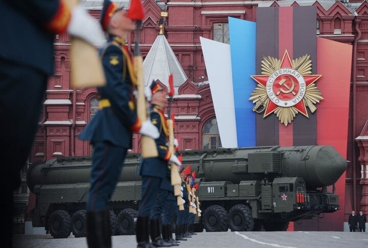 Tên lửa đạn đạo xuyên lục địa di động Topol-M của Nga đi qua Quảng trường Đỏ vào Ngày Chiến thắng năm 2011.