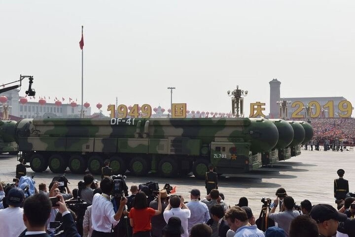 Tên lửa đạn đạo liên lục địa di động mới DF-41 của Trung Quốc trong cuộc duyệt binh năm 2019.