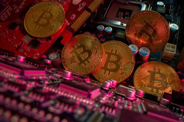 Thợ đào Bitcoin tranh thủ kiếm thêm trước 'halving'