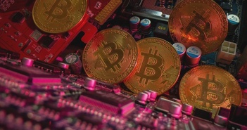 Thợ đào Bitcoin tranh thủ kiếm thêm trước 'halving'