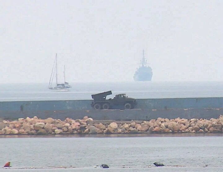 BM-21, hoặc biến thể của nó, được bố trí dọc theo đê chắn sóng ở cửa Vịnh Sevastopol.