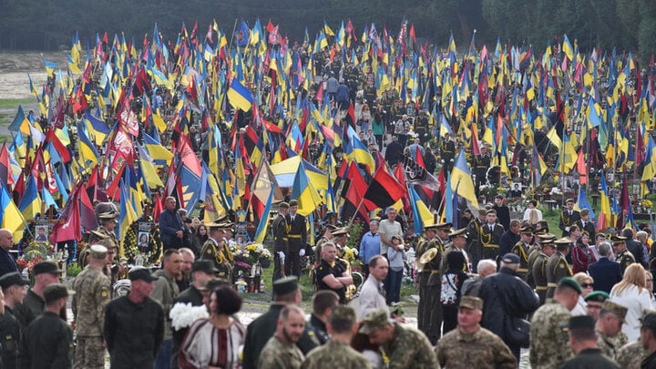Quang cảnh đám đông đưa tang trước mộ các binh sĩ Ukraine tại nghĩa trang Lychakiv ở Lvov, Ukraine.