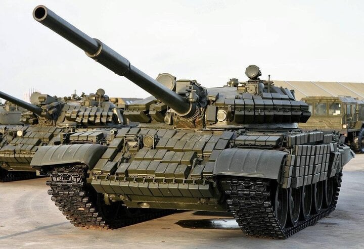 Xe tăng T62MV với giáp giáp phản ứng nổ Kontakt-1 của quân đội Nga.