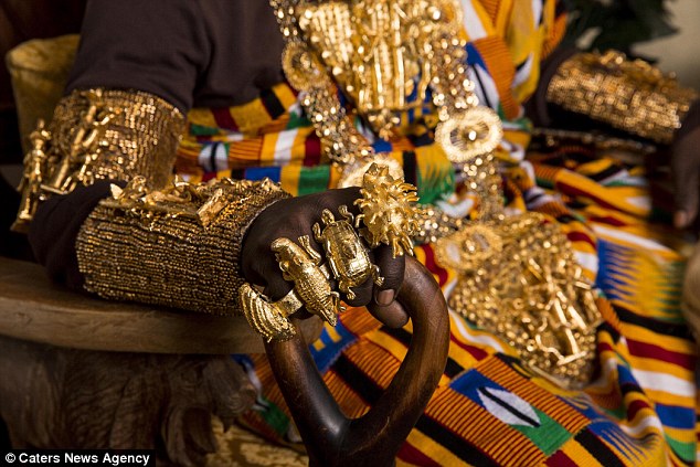 Bộ tộc giàu nhất châu Phi, xa hoa không kém gì đại gia Dubai: Làm ăn nhìn trang sức để đánh giá, đến đôi dép lê cũng được đính vàng
