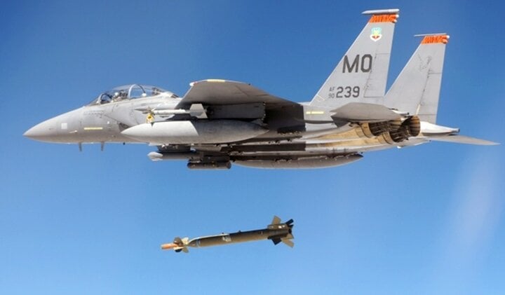 Máy bay chiến đấu tấn công F-15E thả bom phá hầm GBU-28.