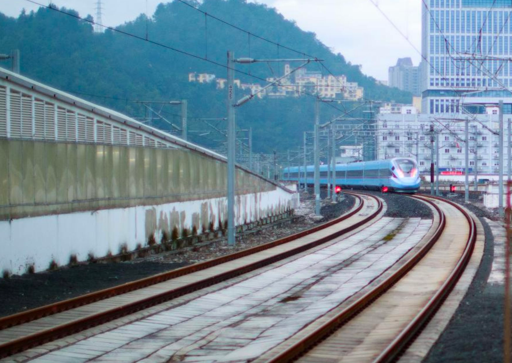 Xây tuyến đường sắt cao tốc xuyên núi, vượt đèo: Tàu hỏa của Trung Quốc chạy 'như bay' với 350 km/h, tổng cộng 62 đường hầm và 86 cây cầu nhưng chỉ mất 6 năm để hoàn thiện