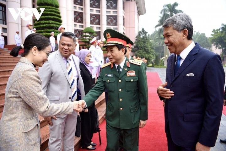 Ngài Dato’ Seri Utama Haji Mohamad Bin Haji Hasan giới thiệu với Đại tướng Phan Văn Giang các thành viên đoàn Malaysia.