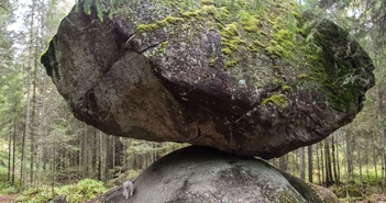 Kummakivi: Tảng đá thách thức 'trọng lực' bí ẩn tại Phần Lan