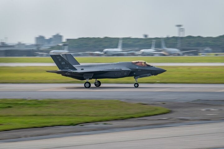 F-35 tại căn cứ Kadena.