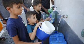 Trẻ em ở Gaza thiếu nước tới dưới mức sinh tồn Trẻ em ở Gaza thiếu nước tới dưới mức sinh tồn