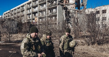 Ukraine xác nhận rút khỏi thành trì chiến lược Maryinka