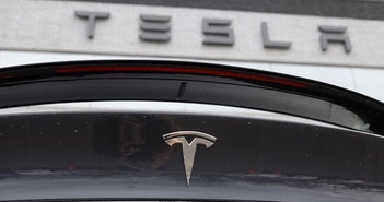 Robot nhà máy Tesla 'tấn công' công nhân Robot nhà máy Tesla 'tấn công' công nhân