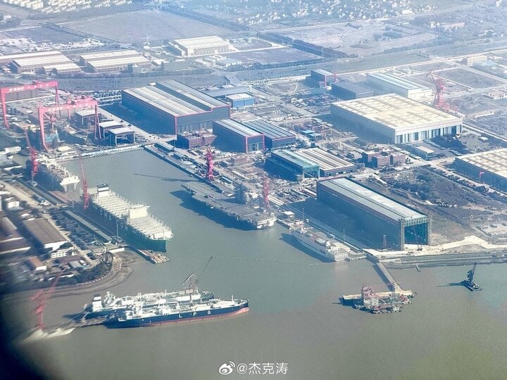 Bị lộ hình ảnh mật tàu sân bay Phúc Kiến, Trung Quốc cảnh báo mạnh mẽ
