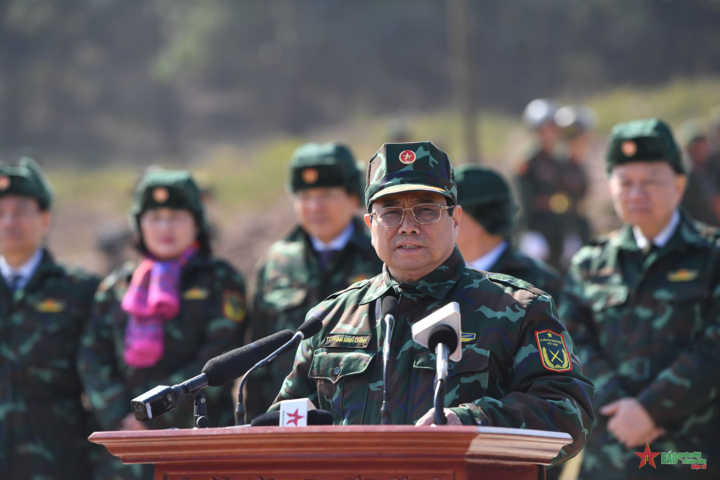 Thủ tướng Phạm Minh Chính dự, theo dõi diễn tập của Quân đoàn 12