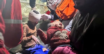 Em bé 1 tuổi sống sót thần kỳ sau không kích tại Gaza Em bé 1 tuổi sống sót thần kỳ sau không kích tại Gaza