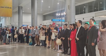 Chùm ảnh: Những vị khách du lịch đầu tiên xông đất TP.HCM năm 2024 Chùm ảnh: Những vị khách du lịch đầu tiên xông đất TP.HCM năm 2024