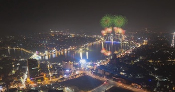 Pháo hoa tầm cao rực sáng bầu trời chào đón năm mới 2024 tại Phú Thọ