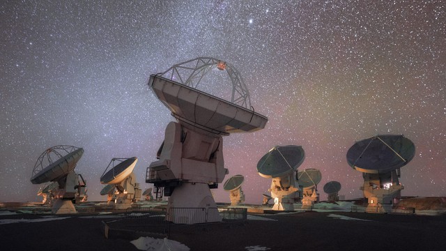 Đài thiên văn bắt được “gợn sóng” lạ từ thế giới 12 tỉ năm tuổi