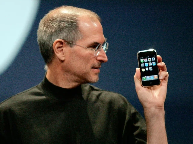 Cố CEO Steve Jobs và chiếc iPhone đầu tiên ra mắt năm 2007