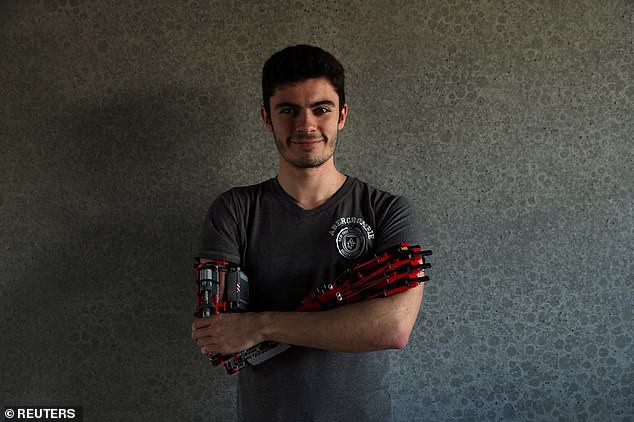 Bị khuyết tật bẩm sinh, anh chàng 19 tuổi tự làm cho mình cánh tay robot từ Lego, cầm nắm được như chi thật
