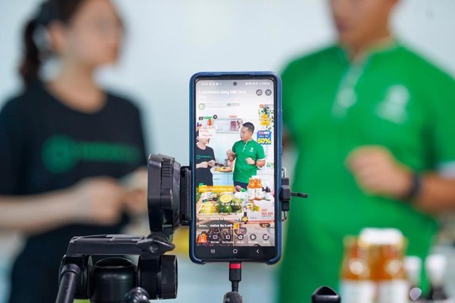 Tiết lộ những "nỗi lòng thầm kín" của người Việt: Mê mẩn mua sắm qua livestream, "thoáng tay" cho những bữa ăn sang chảnh, Gen Z muốn "cai" mạng xã hội