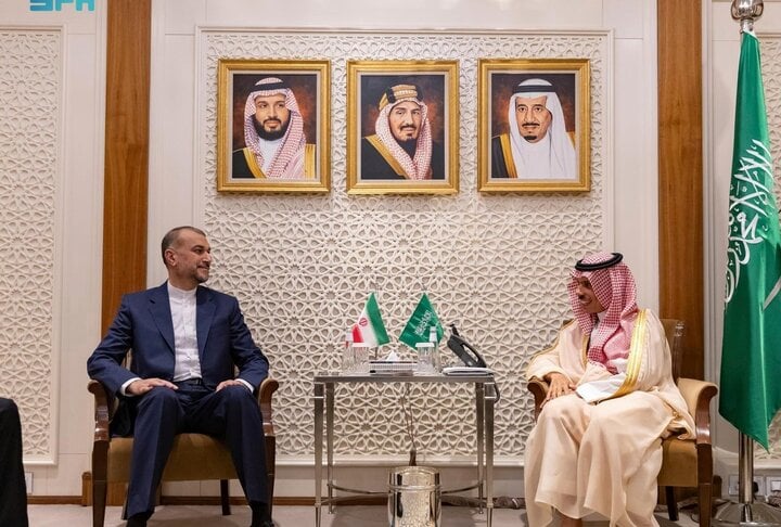 Bộ trưởng Ngoại giao Iran Hossein Amir-Abdollahian và Bộ trưởng Ngoại giao Ả Rập Xê-út, Hoàng tử Faisal bin Farhan Al Saud, tổ chức một cuộc họp báo ở Riyadh, Ả Rập Xê-út, ngày 17/8/2023. (Ảnh: Reuters)