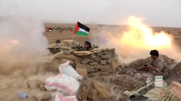Các chiến binh Houthi bắn lựu đạn chống tăng trong một cuộc diễn tập quân sự gần Sanaa, Yemen, ngày 30/10/2023. (Ảnh: Reuters)