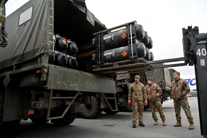 Hàng viện trợ của Phương Tây cho Ukraine. (Ảnh: CNN)