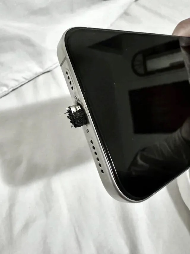 Sạc iPhone 15 Pro Max bằng cáp dỏm gây cháy