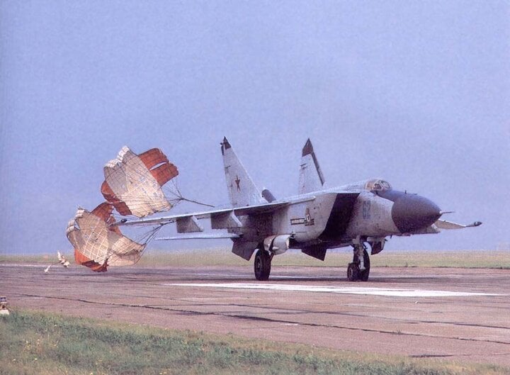 Chiến đấu cơ MiG-25.