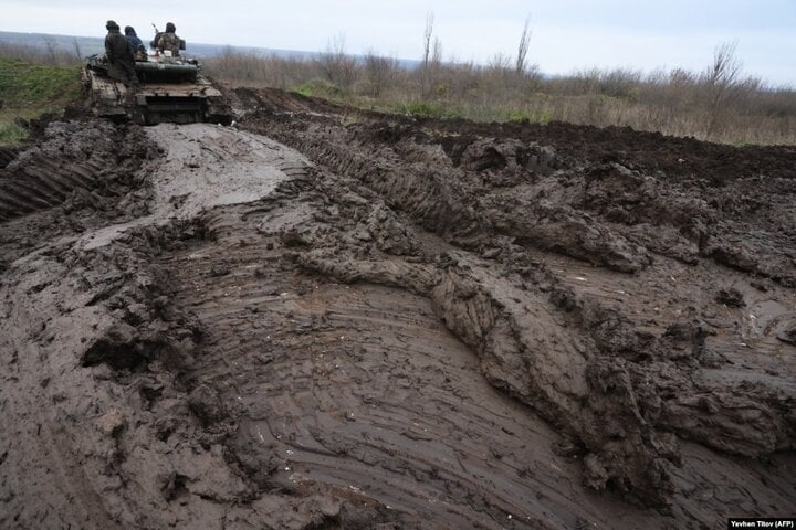 Bùn lầy ở Ukraine: Xe tăng phương Tây ‘chịu trận’, T-80 Nga thì không