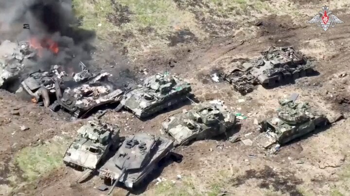 Các phương tiện chiến đấu của Ukraine bị phá hủy. (Ảnh: Reuters)