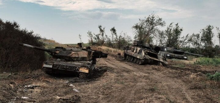Xe tăng Leopard của Ukraine bị phá hủy. Ảnh Forbes.