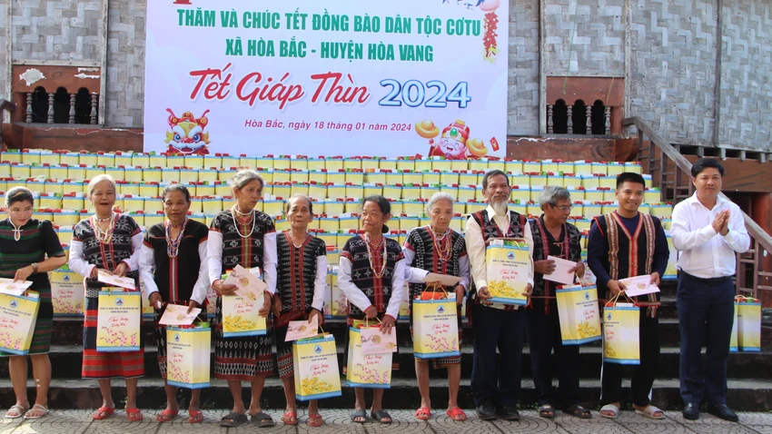 Hơn 400 phần quà Tết tặng đồng bào Cơ Tu và người Việt gốc Hoa tại Đà Nẵng
