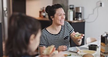 Ăn sáng và ăn tối sớm hơn trong ngày có thể làm giảm nguy cơ mắc bệnh tim mạch Ăn sáng và ăn tối sớm hơn trong ngày có thể làm giảm nguy cơ mắc bệnh tim mạch